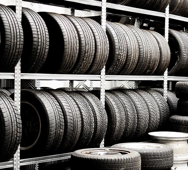 Neue Reifen im Reifenshop finden